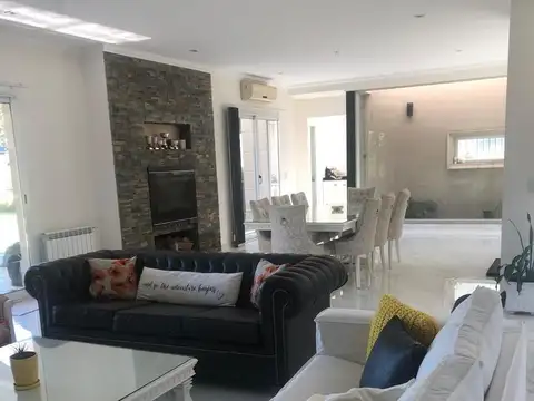Casa en Venta con 3 cocheras