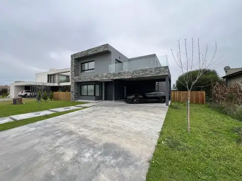 Casa 5 ambientes con 3 baños