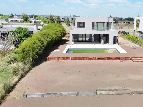 Casa en Venta con 2 cocheras