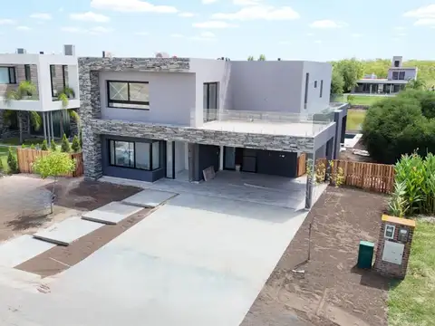Casa 5 ambientes con 3 baños