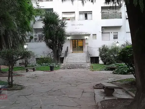 Depto. 3 ambientes, edificio “CASA AMERICA”. Parque de uso común del edificio. Regia ubicación.