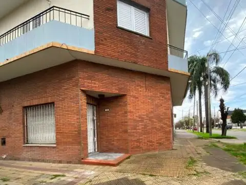PH 3 ambientes con patio y cochera en Morón Sur