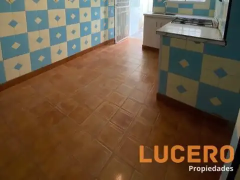 Depto Tipo Casa en Alquiler en Moron Sur, $ 900.000