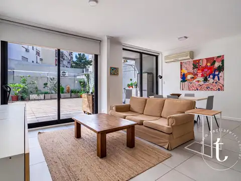 Soleado patio grande y parrilla. Dos cocheras. Amenities impecables. Chacarita