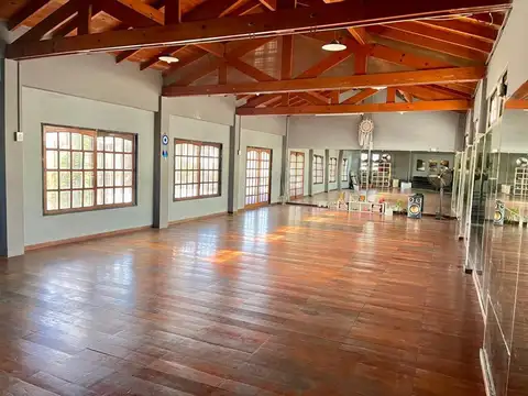 Amplio salón sobre L. N. Alem