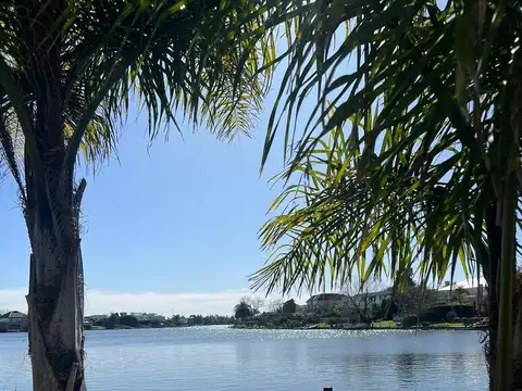 Casa en Venta con 4 cocheras