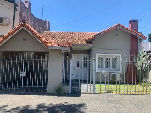 Castelar Norte chalet 300 mts de la estación