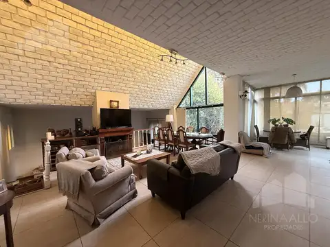 Casa en Venta con 4 cocheras