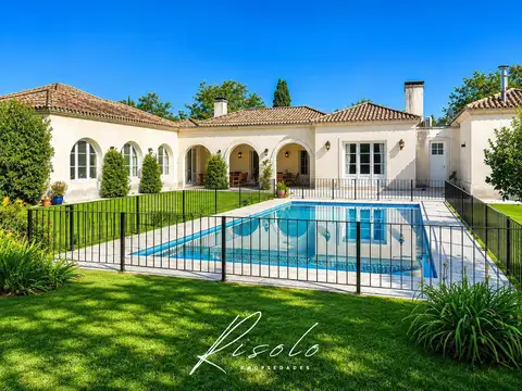 Exclusiva Casa, 1 planta en Martindale Country Club - 2.000m² de Lote, Privacidad, Estilo Atemporal