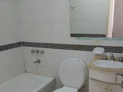 ALQ monoamb al cfte con balcón, baño y cocina comp, edif con amenities