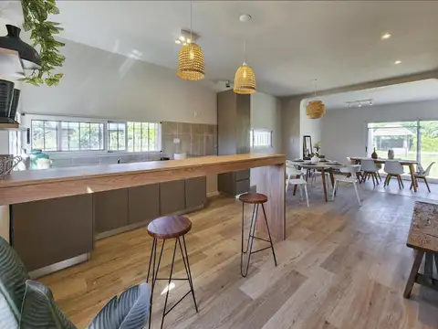 Venta Casa de 2 Dormitorios, Cochera, Galería y Piscina - Funes