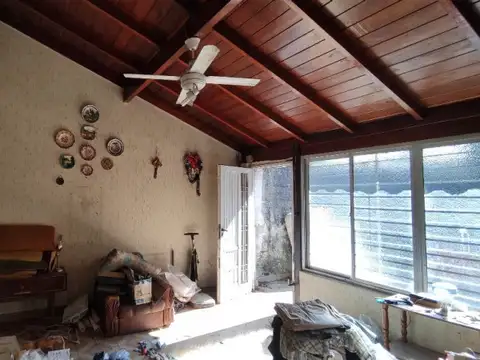 Terreno de 293,8m² (10 X 29,38) con casa de 3 ambientes con pileta y galpón