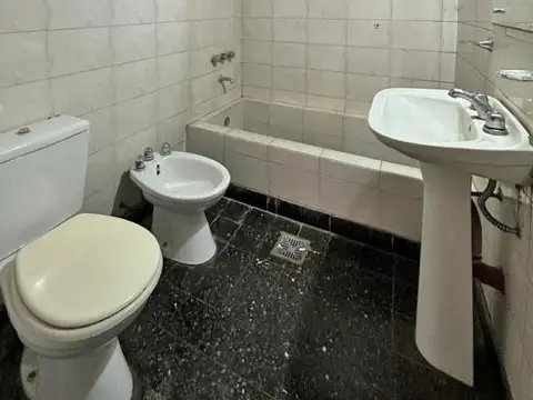 Casa 6 ambientes con 2 baños