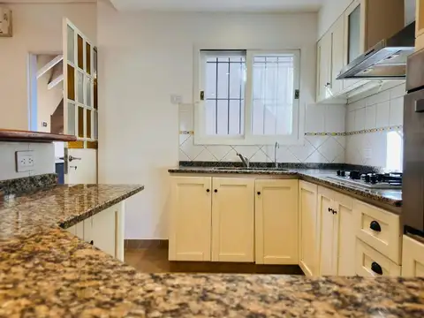 Casa 6 ambientes con 2 baños