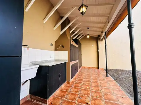 CASA 3 DORMITORIOS 2 BAÑOS EXCELENTE ZONA