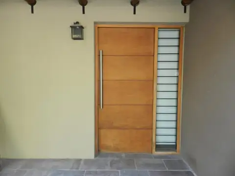 Casa 7 ambientes con 2 baños