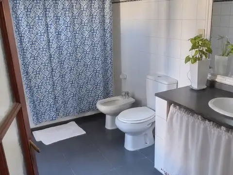 Casa en Alquiler con 2 cocheras