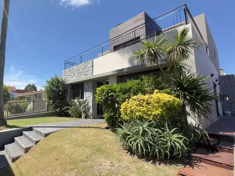 Casa Venta 5 Dormitorios + Escritorio, Carrasco Norte, Zona de Colegios terreno 
