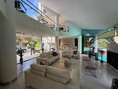 Casa 6 ambientes con 5 baños