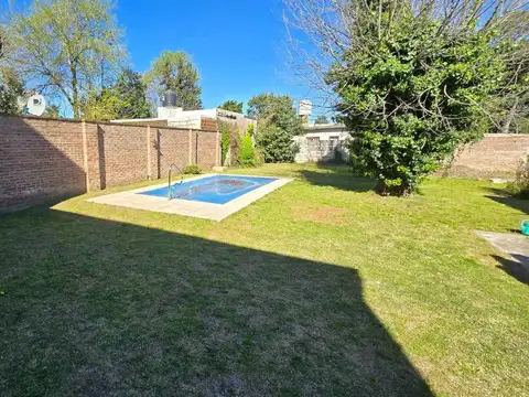 VENTA CASA 4 AMB CON COCHERA, JARDIN Y PILETA