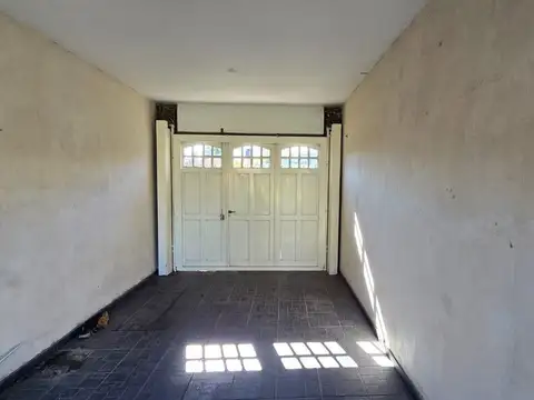 VENTA CASA 4 AMB CON COCHERA, JARDIN Y PILETA