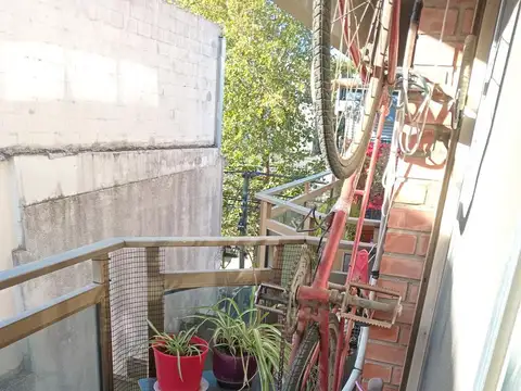 2 ambientes con balcón. Cochera semicubierta. Bajas expensas.