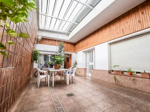 VENTA ! CASA DE 4 DORMITORIOS + PATIO + COCHERA  