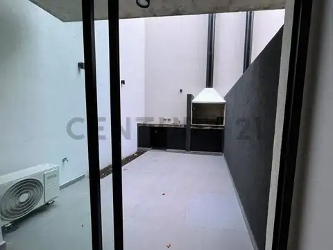 VENTA MONOAMBIENTE CON PATIO Y PARRILLA PLAZA IRLANDA CABALLITO NORTE