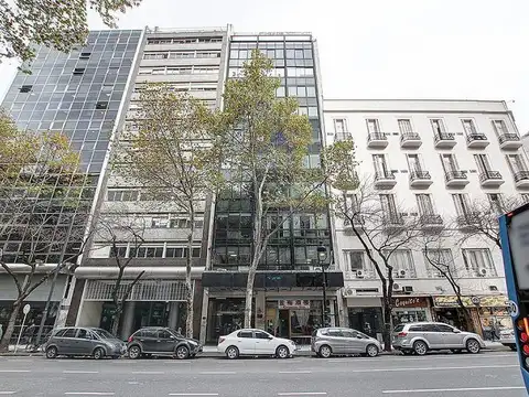 Piso de oficinas sobre Av. de Mayo. Planta libre dividida con tabiques mobiles. Bue estado genra. AA