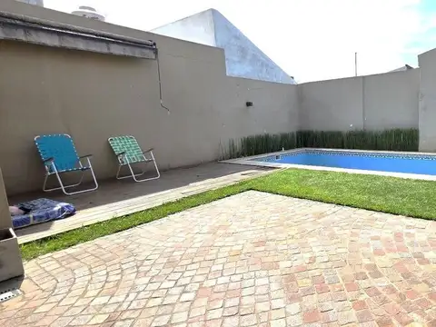 Casa 5 amb. Piscina/Quincho. Banfield.