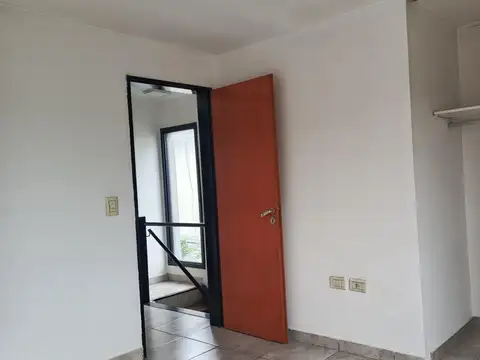 Casa en Alquiler con 2 cocheras