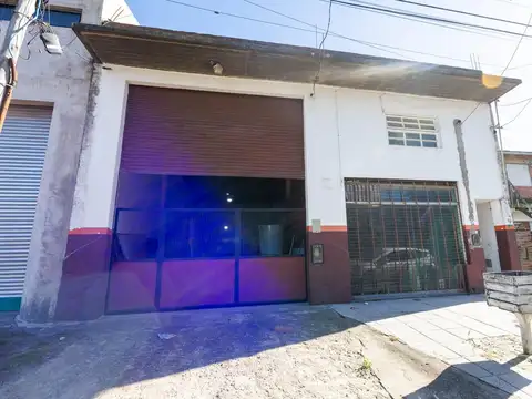 VENTA Excelente local con galpón Mariano Acosta al 3600