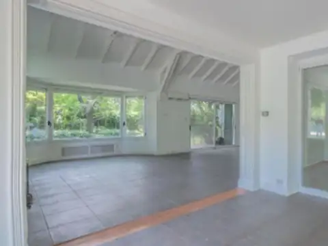 Casa en Alquiler con 2 cocheras