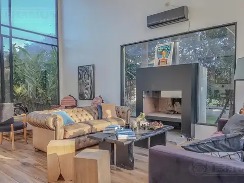 Casa en Venta con 2 cocheras