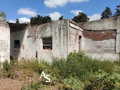 Terreno con construcciones a demoler/refaccionar