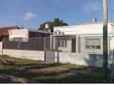 Venta casa 3 ambientes - Rafael Calzada - con galpony jardín