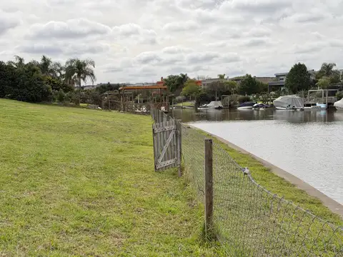 Magnífico lote de 1.125m2 con 25m. al agua en el barrio náutico Albanueva, Tigre.