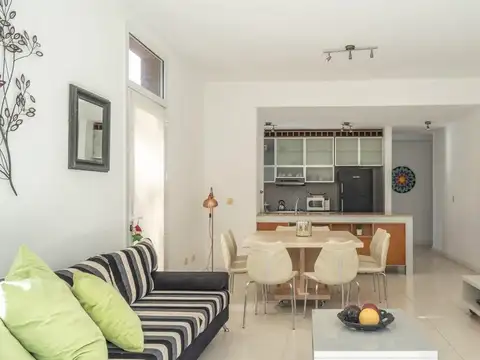 Av. Enrique Shaw 1700, Piso PB