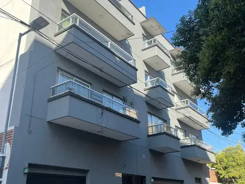 Departamento 2 ambientes al frente con Balcon y cochera