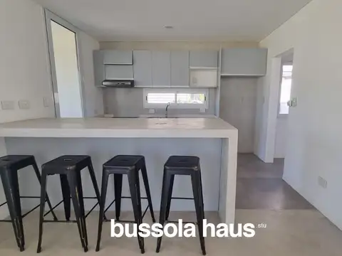 Casa 4 ambientes con 2 baños