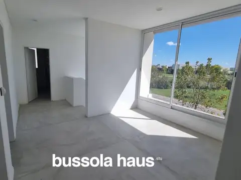 Casa en Alquiler con 1 cochera