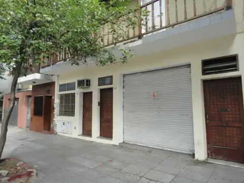 PH DE 1 1/2  AMBIENTES PLANTA BAJA - ESTILO ANTIGUO EN BUEN ESTADO-