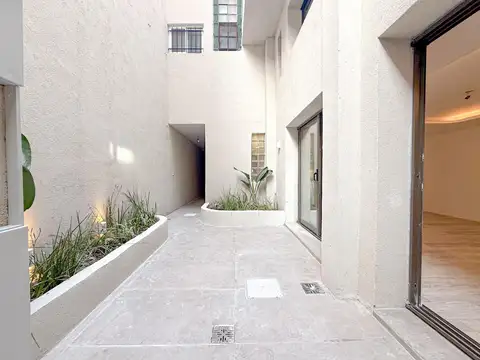 Venta. Casa de pasillo de 3 dormitorios con patio y parrillero - Centro, Rosario.