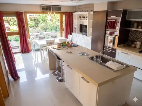 VENTA CASA 5 AMB PILETA QUINCHO ASCENSOR QUILMES