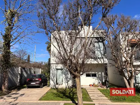 Venta casa Bella Vista, barrio con portón