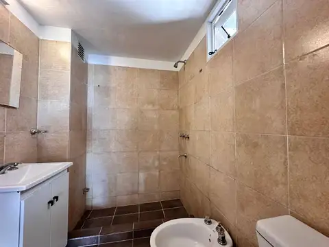 Monoambiente en venta con patio y balcón - Echesortu