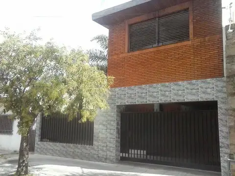 EN VENTA EN RAMOS MEJIA DOS CASAS, AMBAS CUENTAN CON GARAGE - FICHA 7115