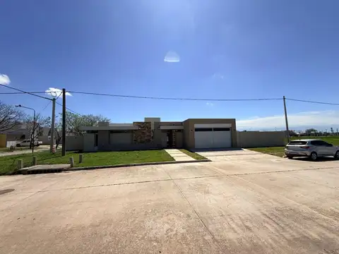 Casa en Venta con 2 cocheras