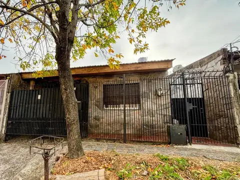 Casa en Wilde 4 dormitorios con cochera, patio y parilla y  depto independiente