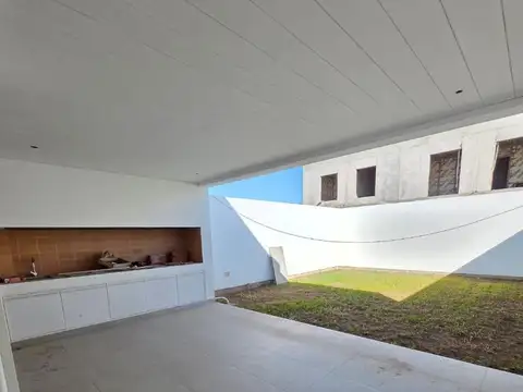 Casa 4 ambientes con 3 baños